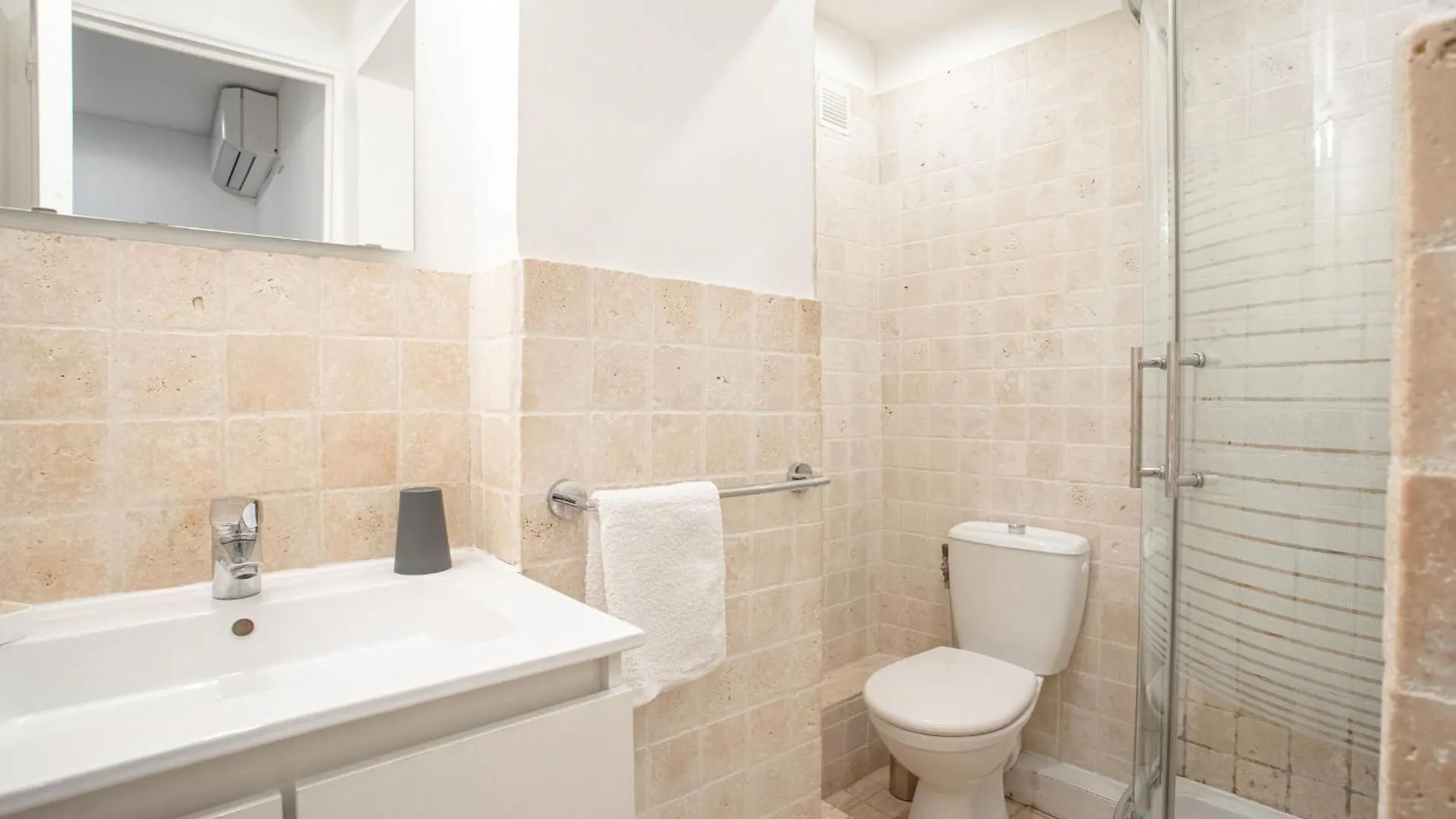 Sublime Appartement 5 Mins A Pied Du Palais Des Festivals By Halldis Cannes 0*,  France